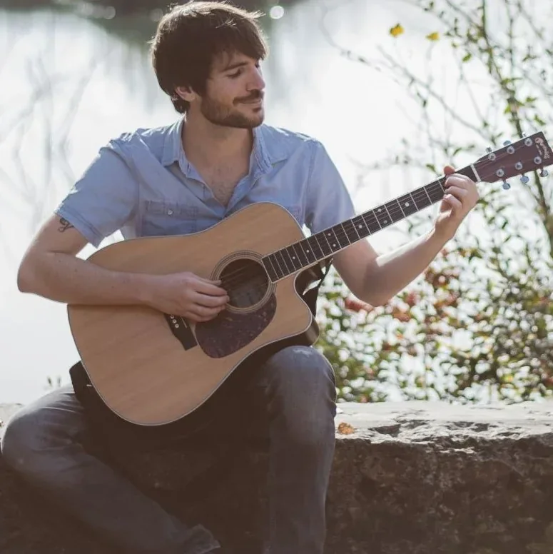 Portrait de Maxime Belair, musicien de la compagnie Le Temps d’un Conte