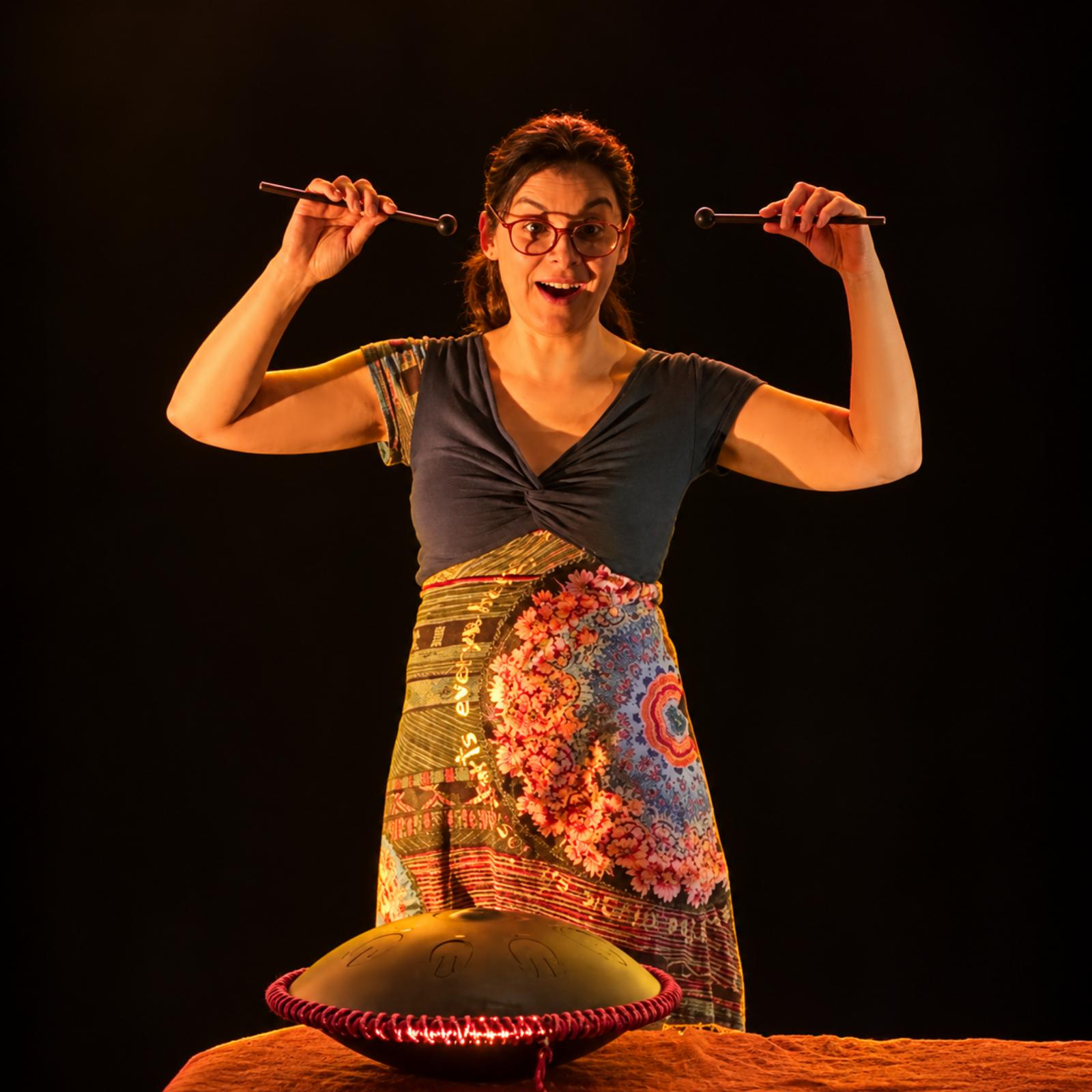 Conteuse jouant des percussions dans le spectacle Bêtes Mais si drôles