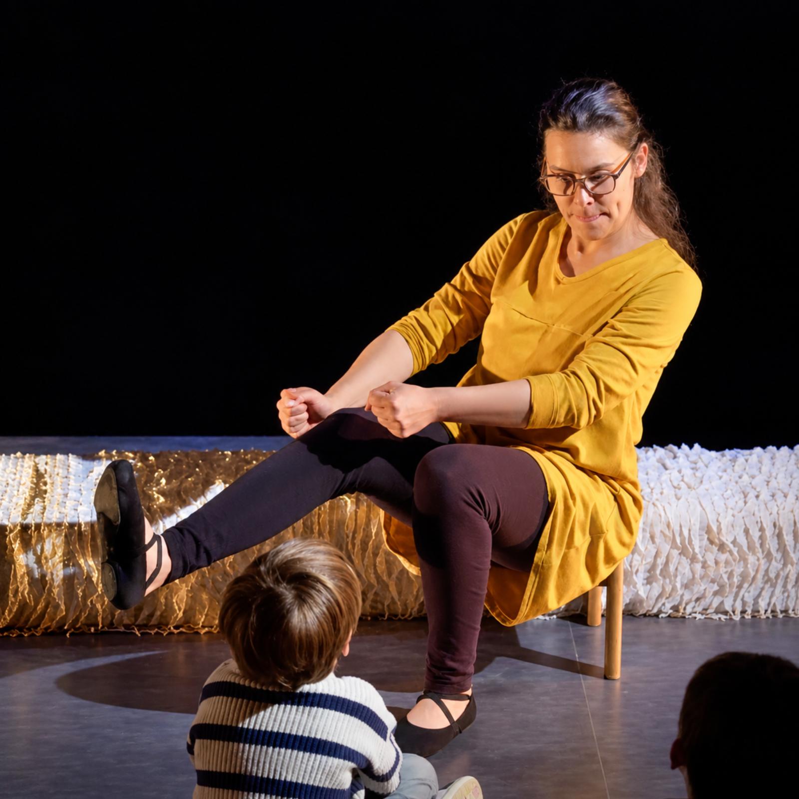 Conteuse devant des enfants pendant le spectacle Contes de Noël